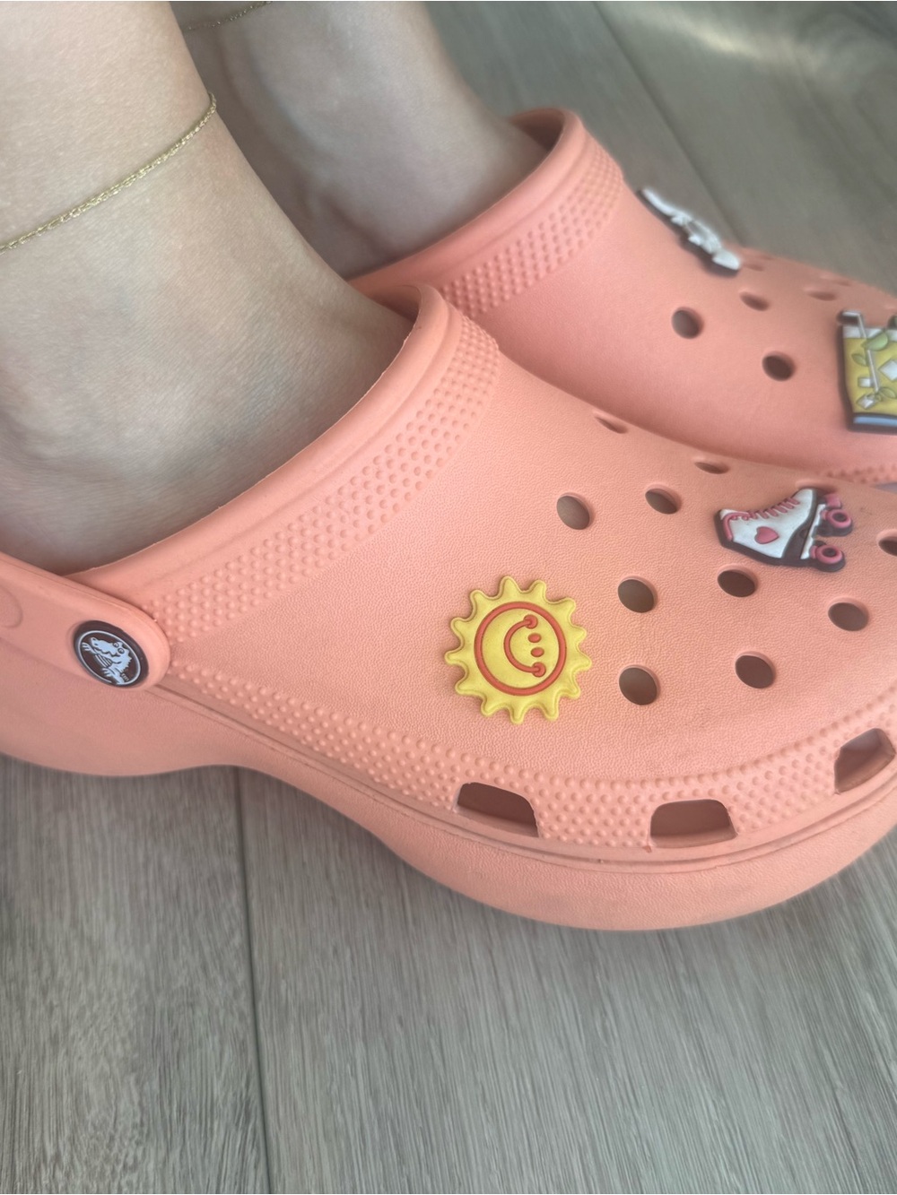 Women Peach Slip-On Crocs Sandals + 5 Jibbitz - Picture 5 of 6